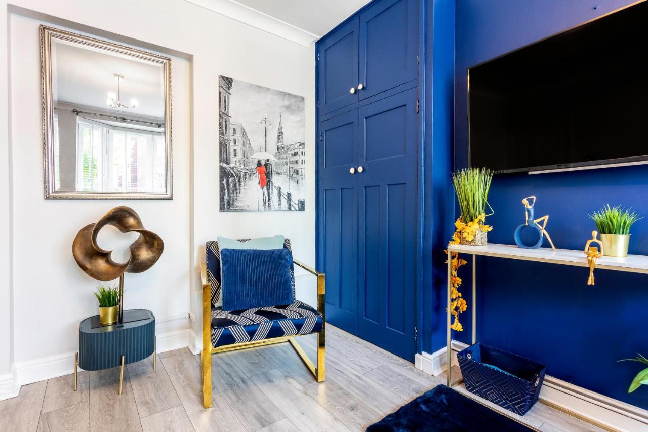 West Kensington Balcony Flat Beside Queens Club Londra